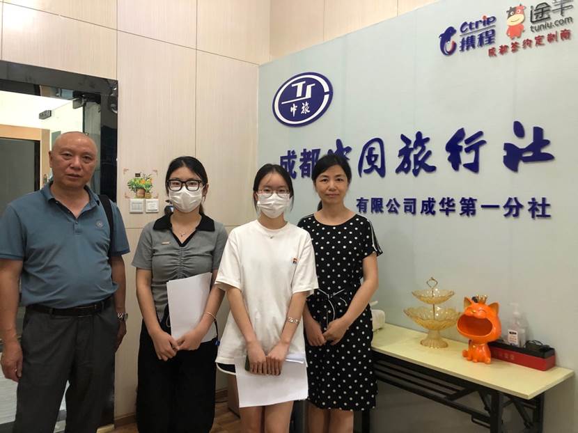 一群男人和女人站在一起描述已自动生成
